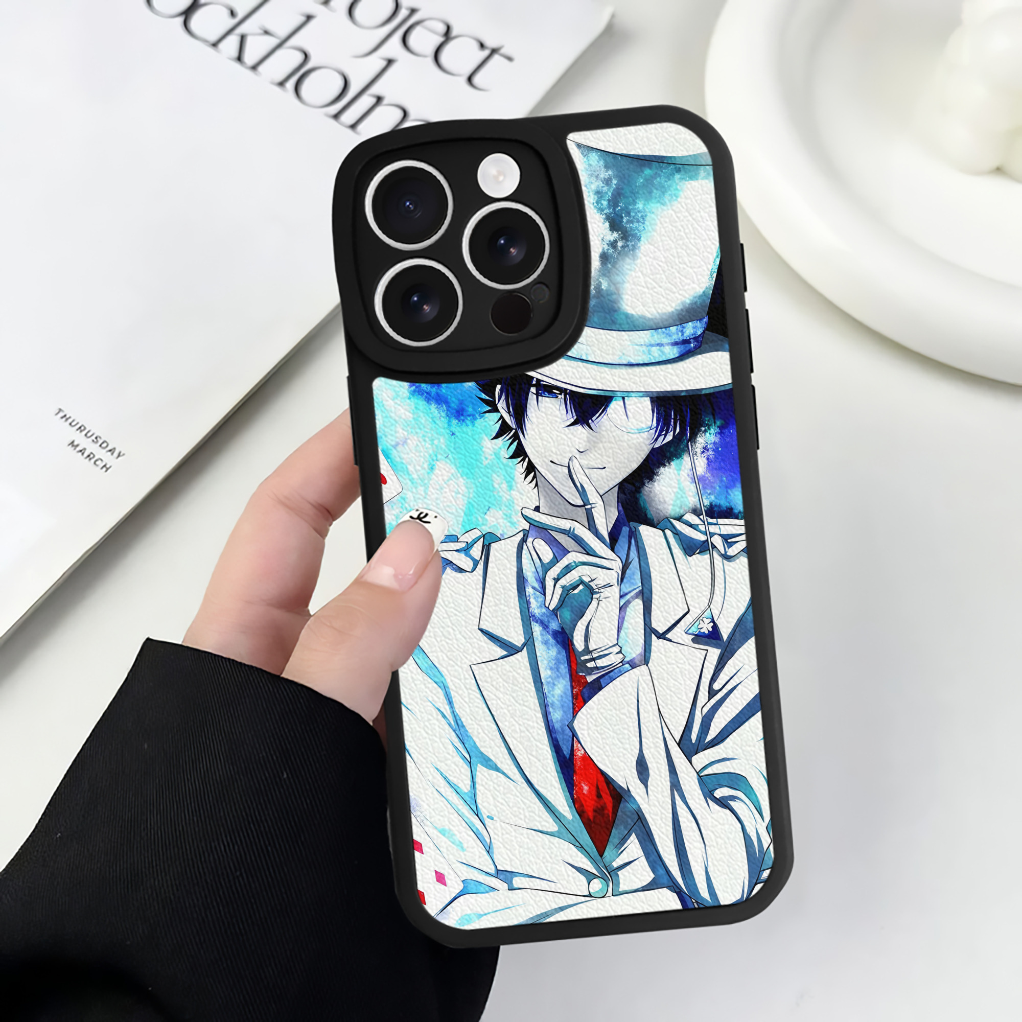 （画像用） 名探偵コナン Detective Conan 【iPhone 16シリーズ対応】シリコンスマホケース（レザー調） 材質：シリコン